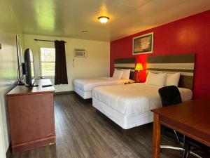 Westfield高速公路假日汽车旅馆的酒店客房配有两张床和一张书桌