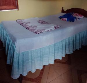 SomotoCasa Ricardo Sonis的一张带蓝色床裙的床