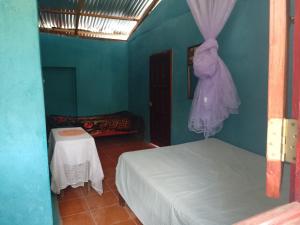 SomotoCasa Ricardo Sonis的蓝色的客房配有两张床和一张桌子