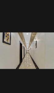 新德里Hotel Raas Near M2k Cinemas Rohini的走廊设有长长的走廊,走廊设有天花板
