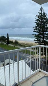 黄金海岸Ocean Front 2Bed - Unbeatable Views @ Sanderling!的享有海滩和海洋美景的阳台。