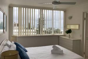 黄金海岸Ocean Front 2Bed - Unbeatable Views @ Sanderling!的一间卧室设有一张床和一个大窗户