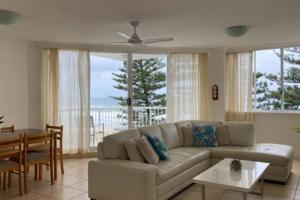 黄金海岸Ocean Front 2Bed - Unbeatable Views @ Sanderling!的客厅配有沙发和桌子