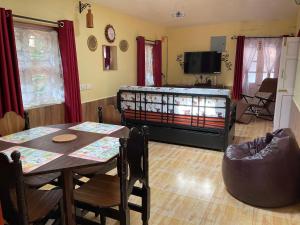 乌提Kanjira house的客厅配有餐桌和电视