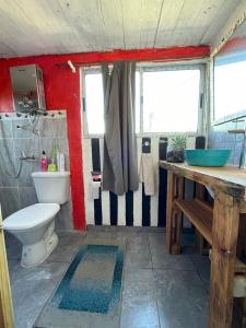 楚伊Alojamiento Tres Lunas Triple的一间带卫生间和水槽的浴室