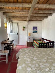 楚伊Alojamiento Tres Lunas Triple的一间卧室配有一张床、一张桌子和一张桌子