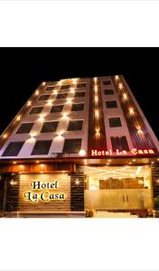 阿姆利则Hotel La Casa Amritsar Near ISBT & Golden Temple的一座晚上与酒店同着的建筑