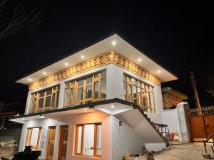 列城Chubar home stay的一座房子在晚上建造