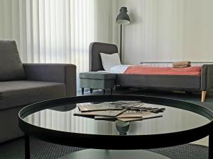 埃格尔City Home Apartman的客厅配有咖啡桌和1张床