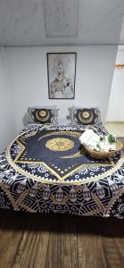布兰卡滩Buda House Beach的一间卧室配有一张带黑白毯子的床