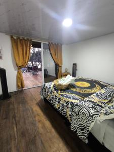 布兰卡滩Buda House Beach的一间卧室配有一张带黑白毯子的床