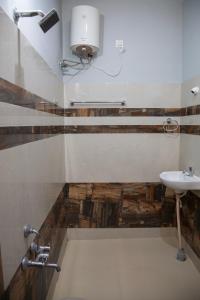 埃尔加德JK Resort的一间带水槽、卫生间和镜子的浴室