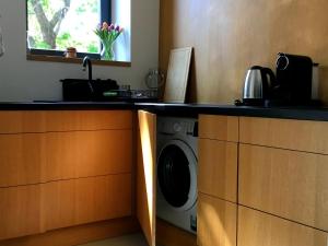 埃格尔City Home Apartman的厨房配有位于柜台下的洗衣机