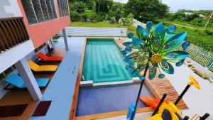 SigatokaPacific Paradise Villa的享有房子游泳池的顶部景色