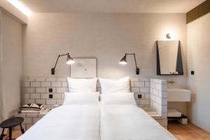 卢加诺B5 Boutique Hotel - NEW OPENING的卧室配有带白色枕头的大床