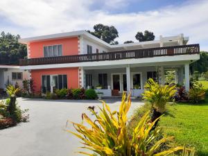 SigatokaPacific Paradise Villa的前面有绿色草坪的房子