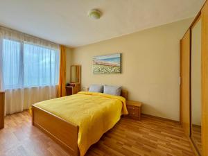 圣弗拉斯Beachfront Havana的一间卧室设有黄色的床和窗户。