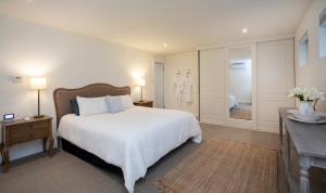 斯特灵斯特林住宿加早餐旅馆的卧室配有白色的床和步入式淋浴间。