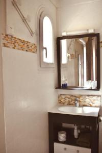 滨海阿热莱斯尼德酒店的一间带水槽和镜子的浴室