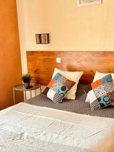 滨海阿热莱斯尼德酒店的一间卧室配有带枕头的床