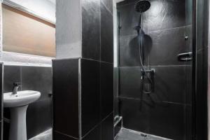 拉各斯Azure的带淋浴和盥洗盆的浴室
