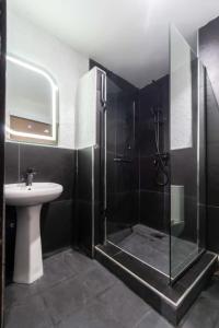 拉各斯Azure的带淋浴和盥洗盆的浴室