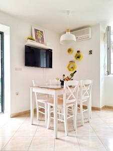 苏佩塔尔Apartment Megi in Supetar historical core的白色的用餐室配有白色的桌椅