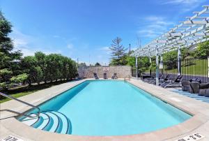 惠特比惠特比奥沙瓦智选假日酒店的一个带椅子的大型游泳池和一个游泳池
