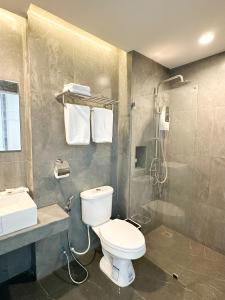 那空拍侬府Mekong pano villa的浴室配有卫生间、盥洗盆和淋浴。