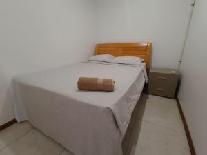 南迪Exquisite 3-Bedroom Unit With Free Parking.的一张白色的床,上面有木制床头板和毛巾
