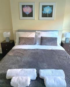 KentGravesend 1 bedroom Apartment的一间卧室配有一张床,上面有两条毛巾