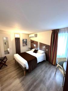 布拉尼亚克法斯特酒店的酒店客房带一张大床和一把椅子
