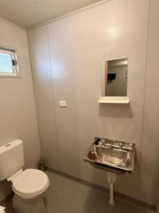 Lyndhurst hotel SA的一间带卫生间和水槽的浴室