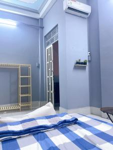 芹苴Nhà Nghỉ Thành Đạt的卧室配有一张蓝色和白色的床铺