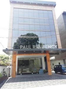 尼杜巴塞莱PAUL RESIDENCY的上面有标志的建筑