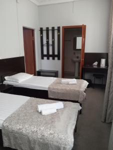 塞米伊Гостиница "SEMEY-CITY"的酒店客房设有三张床和水槽