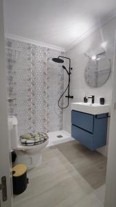 埃尔波提尔Apartamento en el Portil的带淋浴、卫生间和盥洗盆的浴室