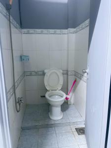 芹苴Nhà Nghỉ Thành Đạt的浴室设有白色卫生间和粉色的长袍