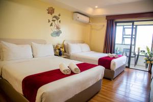 碧瑶456 Hotel的酒店客房设有两张床和一个阳台。