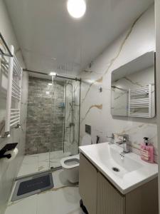 哥里KHORGO的带淋浴、盥洗盆和卫生间的浴室