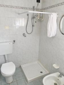 蒙特卡蒂尼泰尔梅Appartamento Meri, Montecatini Terme的带淋浴、卫生间和盥洗盆的浴室