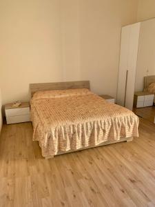 蒙特卡蒂尼泰尔梅Appartamento Meri, Montecatini Terme的一间卧室配有一张床,铺有木地板