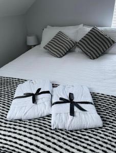 伦敦德里St Elmos Townhouse的一间卧室配有带毛巾的床