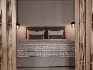 米克诺斯城Boho Suites的一间卧室配有一张大床和两个枕头