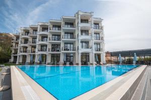 巴尔奇克Hotel Samara with Relax area的一座大型白色建筑,设有大型游泳池