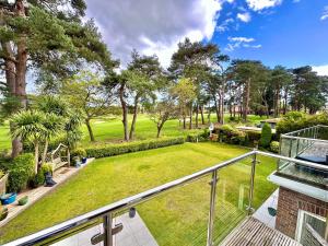 芬当Golf Course View - Large Four Bed Home with Garden and Parking - New Forest and Beach Links的从房子的阳台上可欣赏到庭院的景色