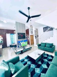 科托努Timba-Pekinoracom的客厅配有绿色沙发和吊扇