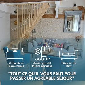 谢尔河畔圣乔治Gîte La Grange 9 pers的客厅设有蓝色的沙发和楼梯。