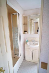 亨斯坦顿manor park 2 bedroom van with decking pets go free的一间带水槽和镜子的浴室