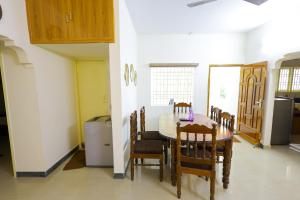 钦奈Izi Transit Stay的厨房以及带桌椅的用餐室。